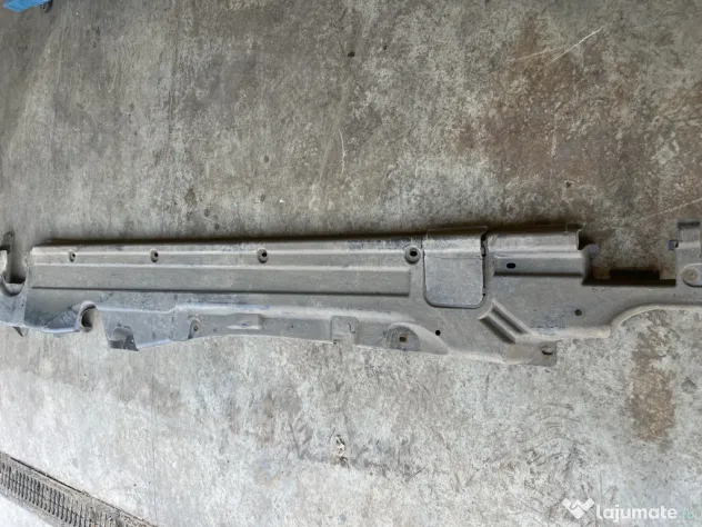 Scut lateral stanga Volkswagen Touareg 2011