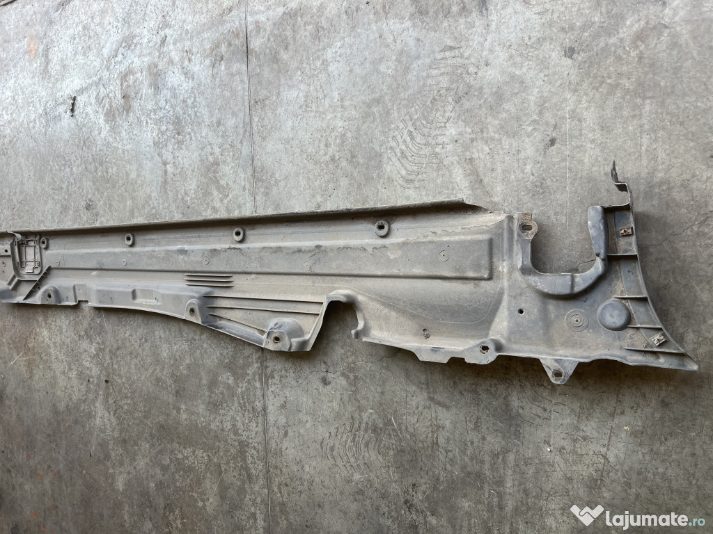 Scut lateral stanga Volkswagen Touareg 2011