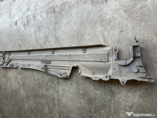 Scut lateral stanga Volkswagen Touareg 2011