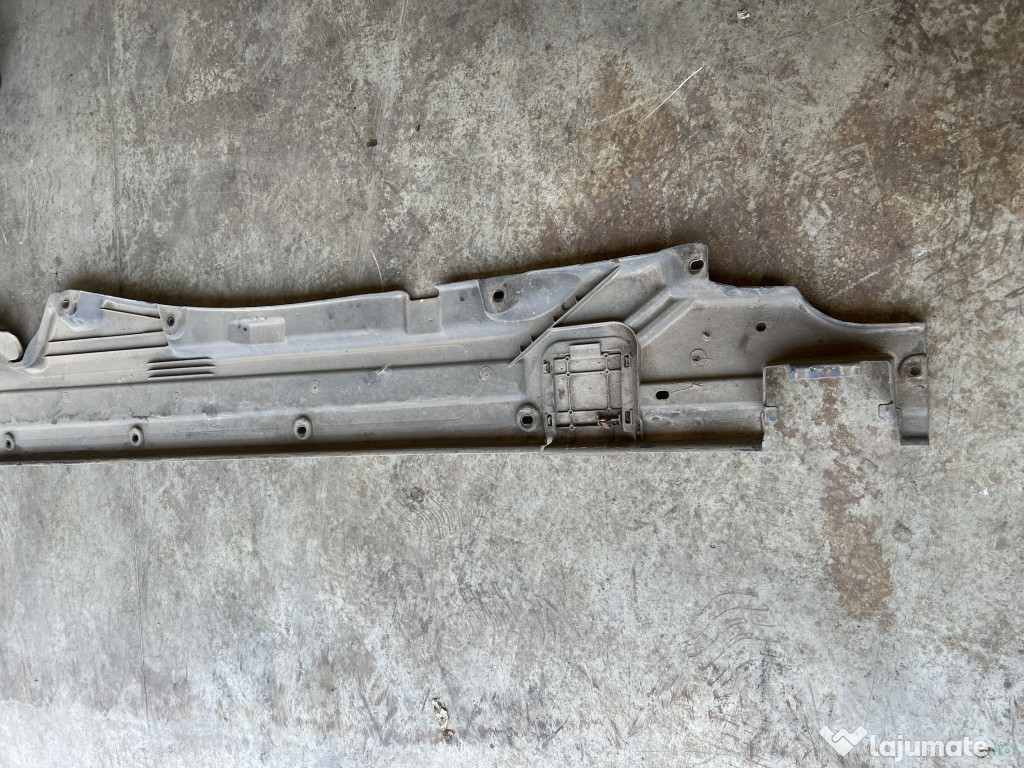 Scut lateral stanga Volkswagen Touareg 2011