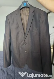 Costum barbati maro cu reflexii albastre