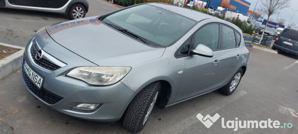 Opel Astra J 2011