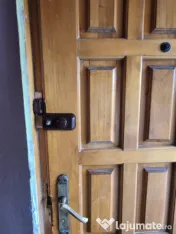 Usa intrare lemn masiv cu toc si vizor 