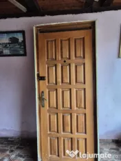 Usa intrare lemn masiv cu toc si vizor 