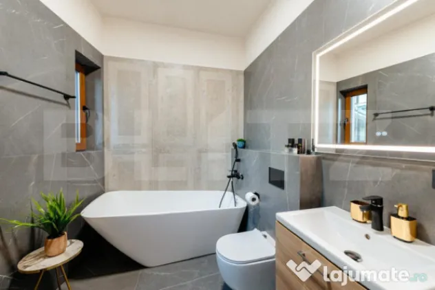 Apartament de LUX la inchiriat, cu 3 camere, 83 mp, zona cen