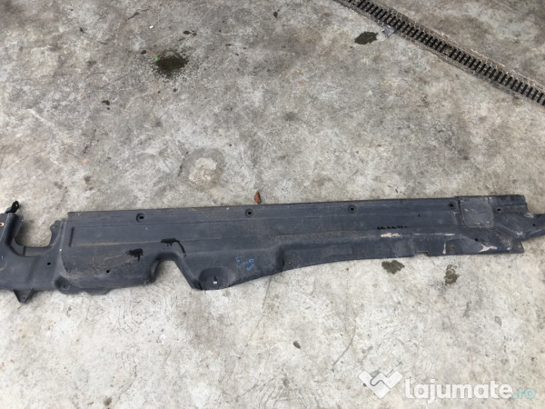 Scut lateral stanga Volkswagen Touareg 2012