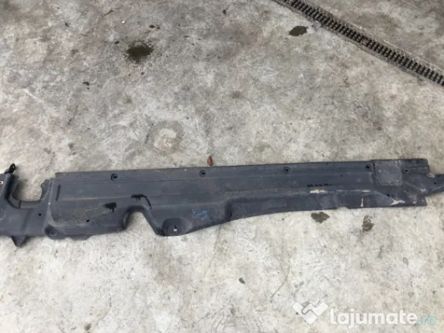 Scut lateral stanga Volkswagen Touareg 2012