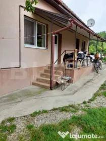 Casă individuală cu 2 camere de vânzare, Zona Ocna Mures