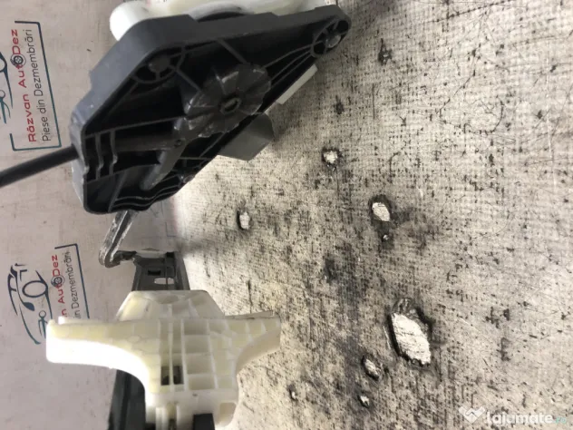 Macara geam stanga spate Skoda RAPID 2012