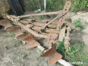 Plug cu patru brazde 