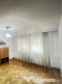 Vanzare apartament de 3 camere, etaj 3, decomandat zona Prim