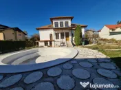 Vila cu piscina - teren generos și potențial multifuncțional 