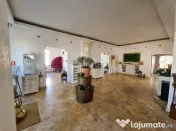 Vila cu piscina - teren generos și potențial multifuncțional 