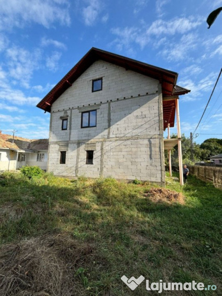 Casa individuala 240mp, semifinisat, loc.Dolhasca