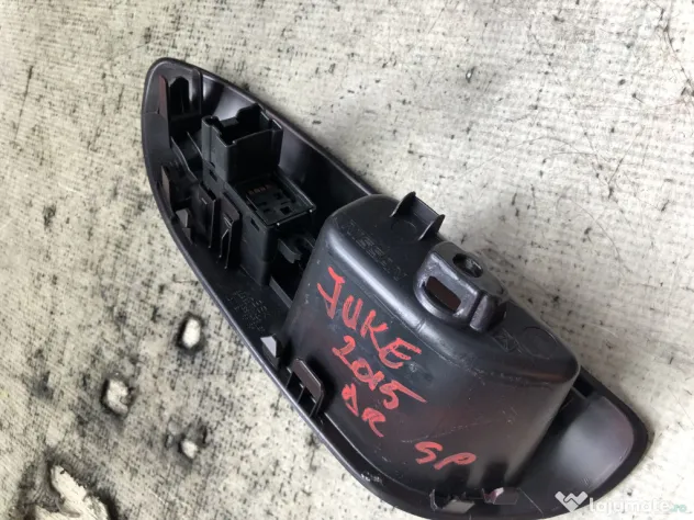 Buton geam dreapta spate Nissan Juke 1.6 Benzina 2015
