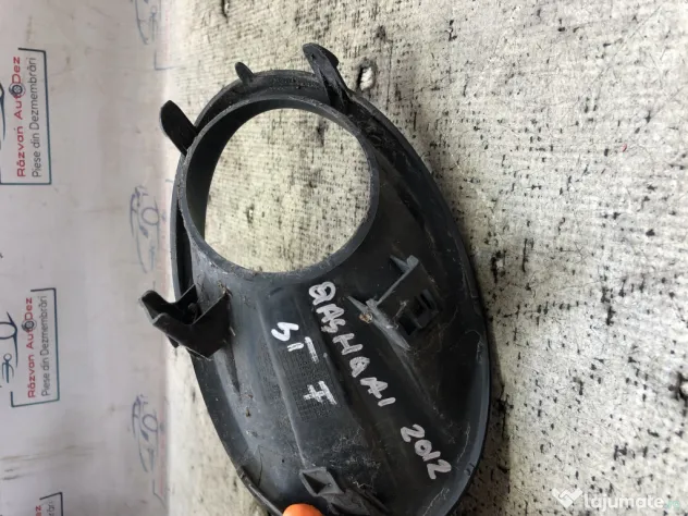 Grila proiector stanga Nissan Qashqai 2012