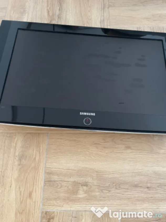 TV Samsung 82 cm cu zgârieturi