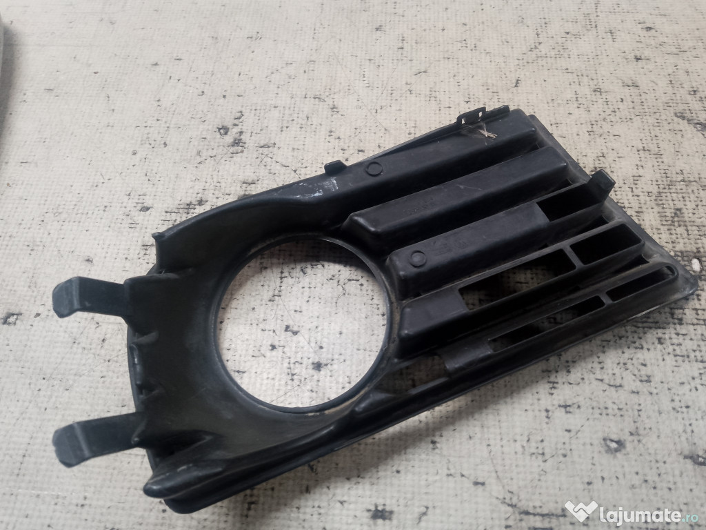 Grila proiector stanga Volkswagen Golf 5 2008