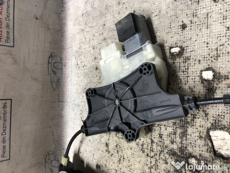 Macara geam stanga spate Volkswagen Passat B8 Berlina 2016