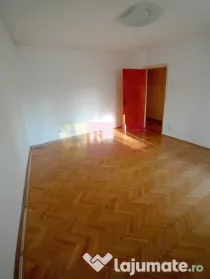 Vanzare apartament de 4 camere la Casa Poporului-stradal