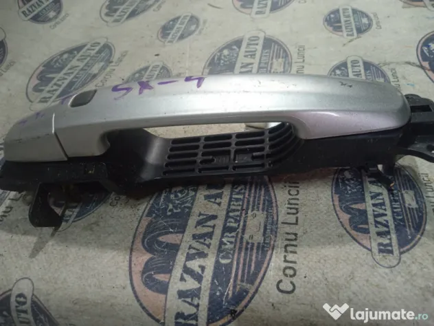 Maner exterior stanga fata Suzuki SX4 2013