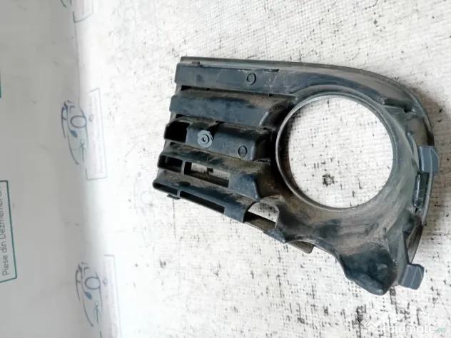 Grila proiector stanga Volkswagen Golf 5 2004