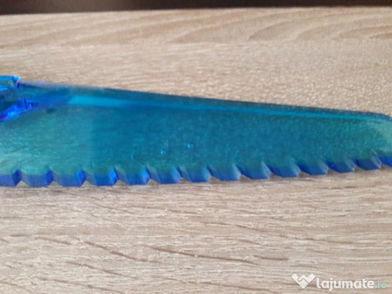 Cutit de plastic cu lama zimtata