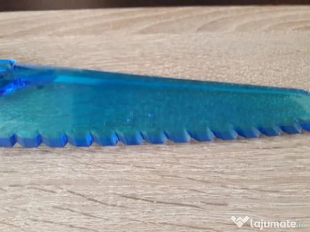 Cutit de plastic cu lama zimtata