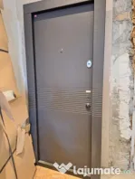 Ușă apartament cu doua culori