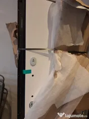 Ușă apartament cu doua culori 