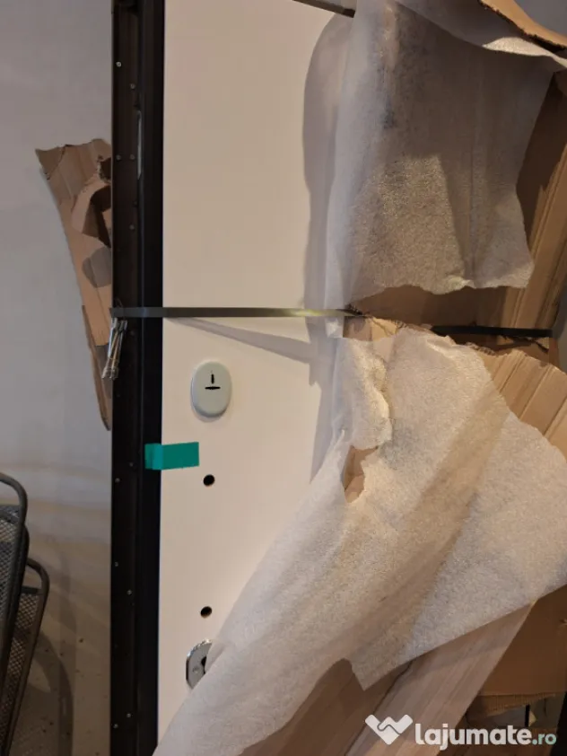 Ușă apartament cu doua culori