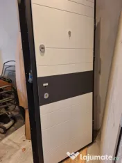 Ușă apartament cu doua culori 
