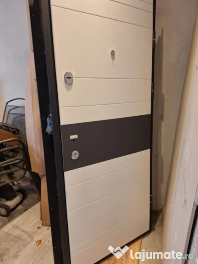 Ușă apartament cu doua culori