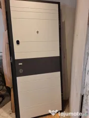 Ușă apartament cu doua culori 