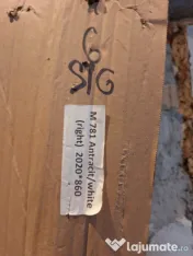 Ușă apartament cu doua culori 