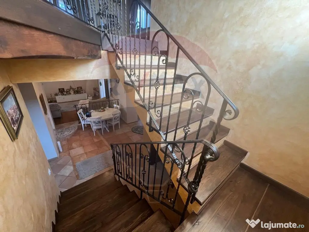 Casă / Vilă cu 4 camere de vânzare 