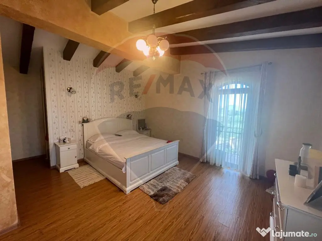 Casă / Vilă cu 4 camere de vânzare 