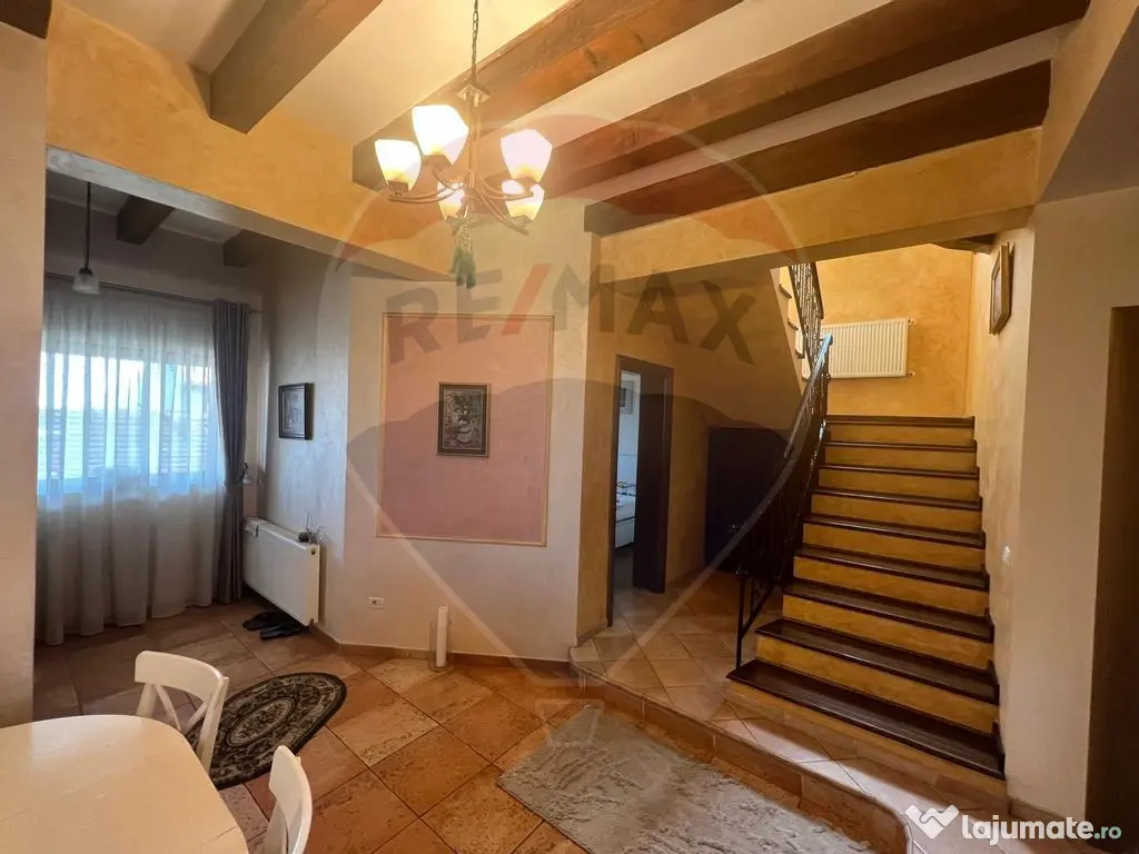 Casă / Vilă cu 4 camere de vânzare 