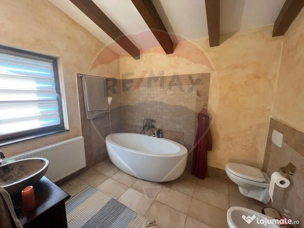 Casă / Vilă cu 4 camere de vânzare 