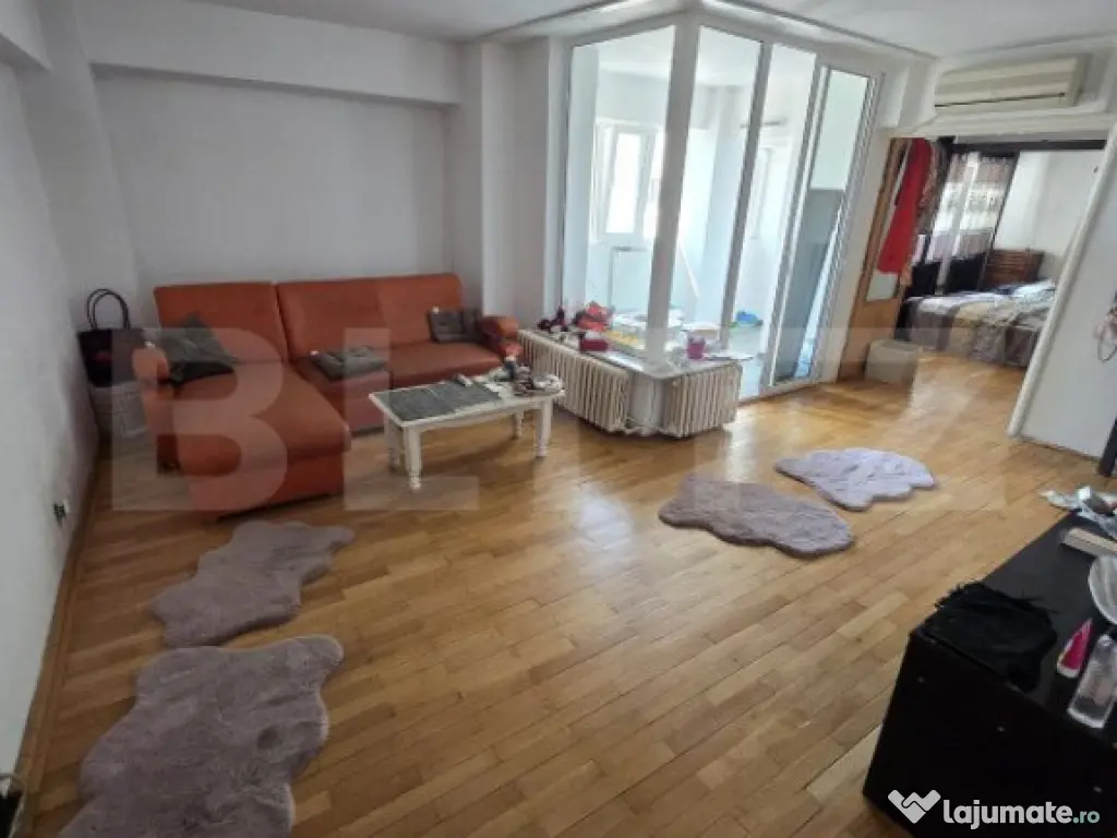 Apartament 3 camere, semidecomandat, zona Republicii