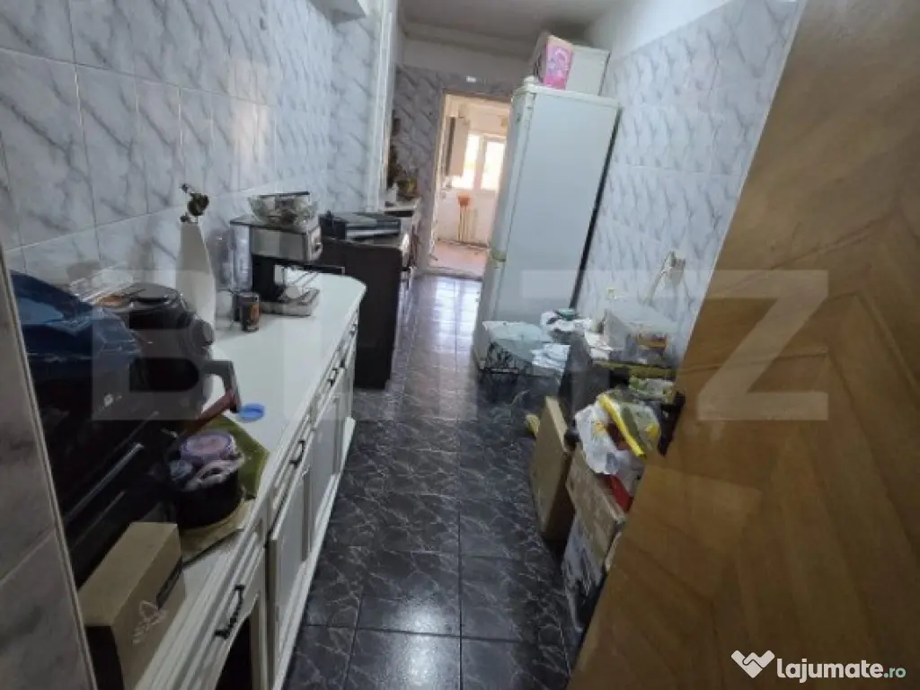 Apartament 3 camere, semidecomandat, zona Republicii