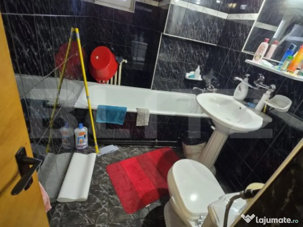 Apartament 3 camere, semidecomandat, zona Republicii