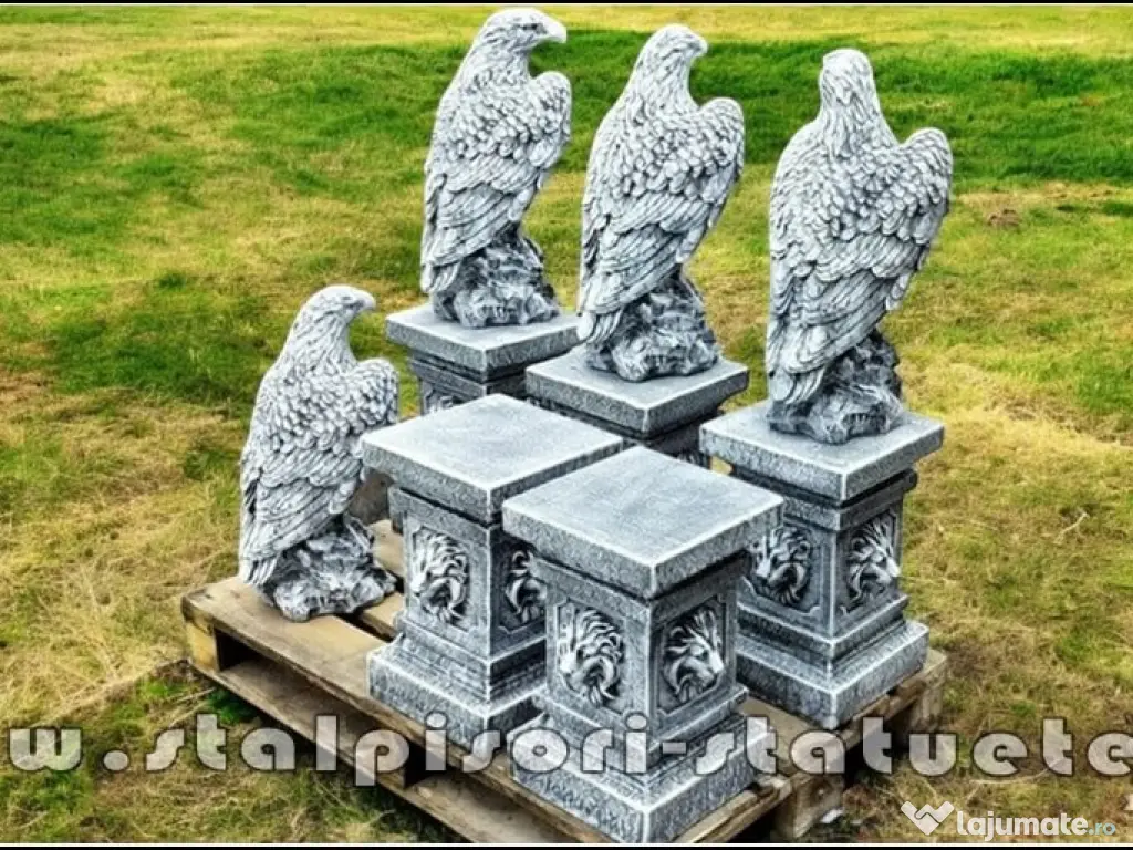 Set 3 statuete vulturi cu socluri, gri antichizat.