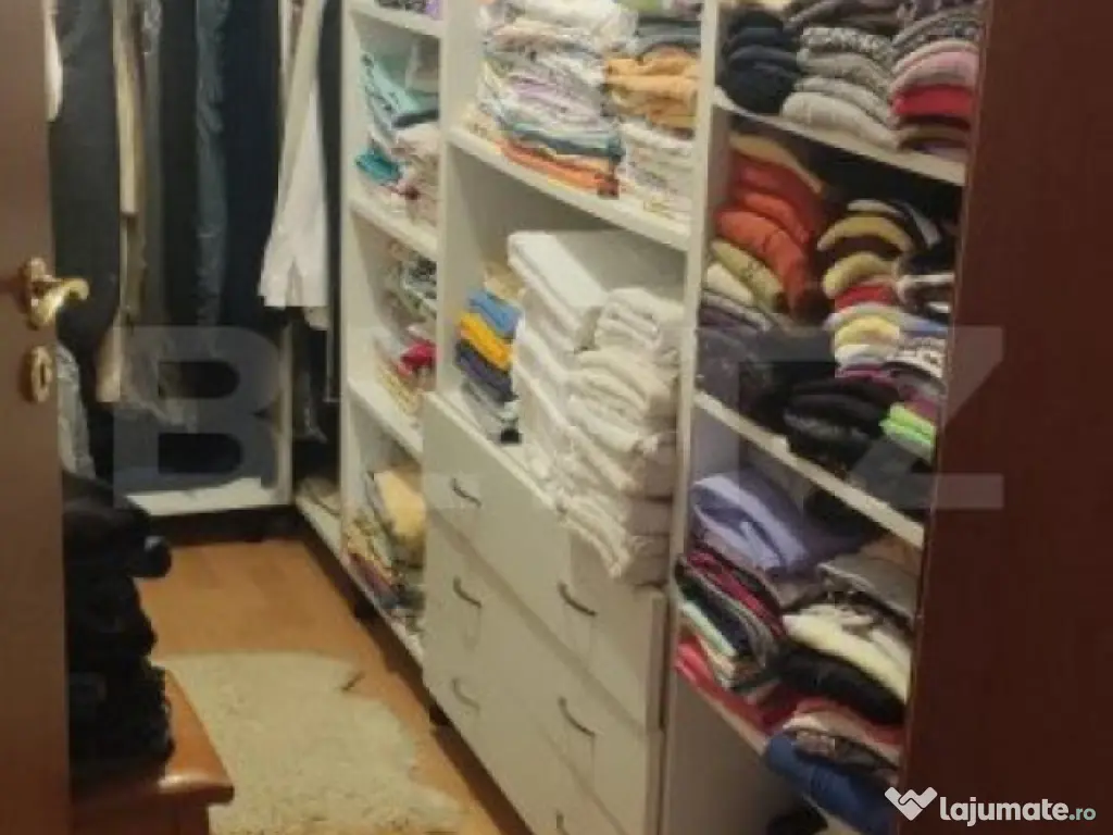 Casa cu 6 camere, 294 mp, zona-Nufarul