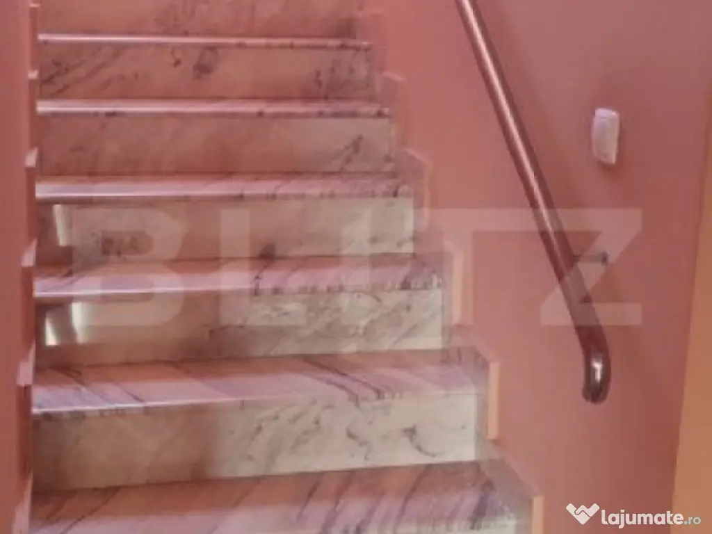 Casa cu 6 camere, 294 mp, zona-Nufarul