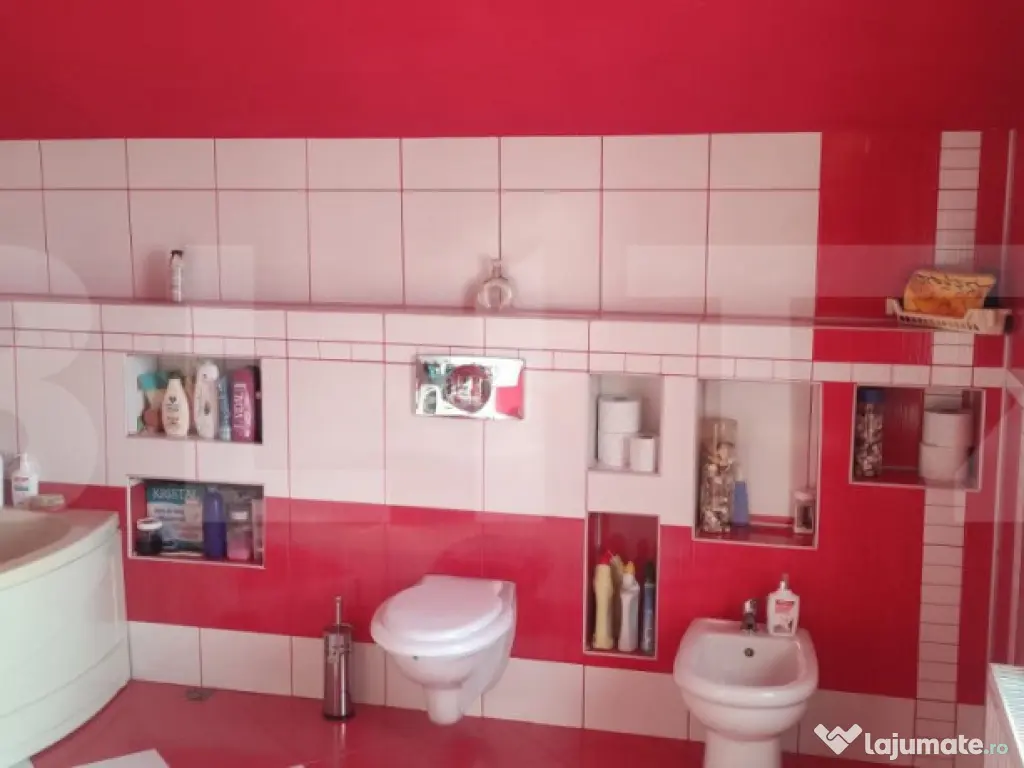 Casa cu 6 camere, 294 mp, zona-Nufarul