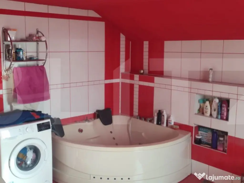 Casa cu 6 camere, 294 mp, zona-Nufarul