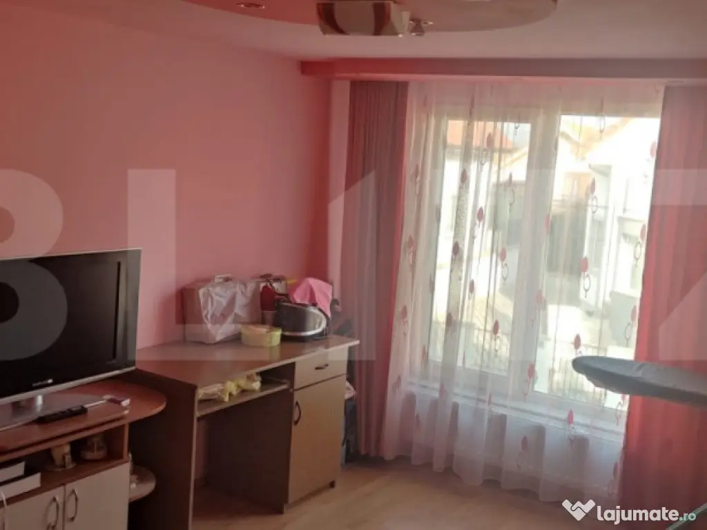 Casa cu 6 camere, 294 mp, zona-Nufarul