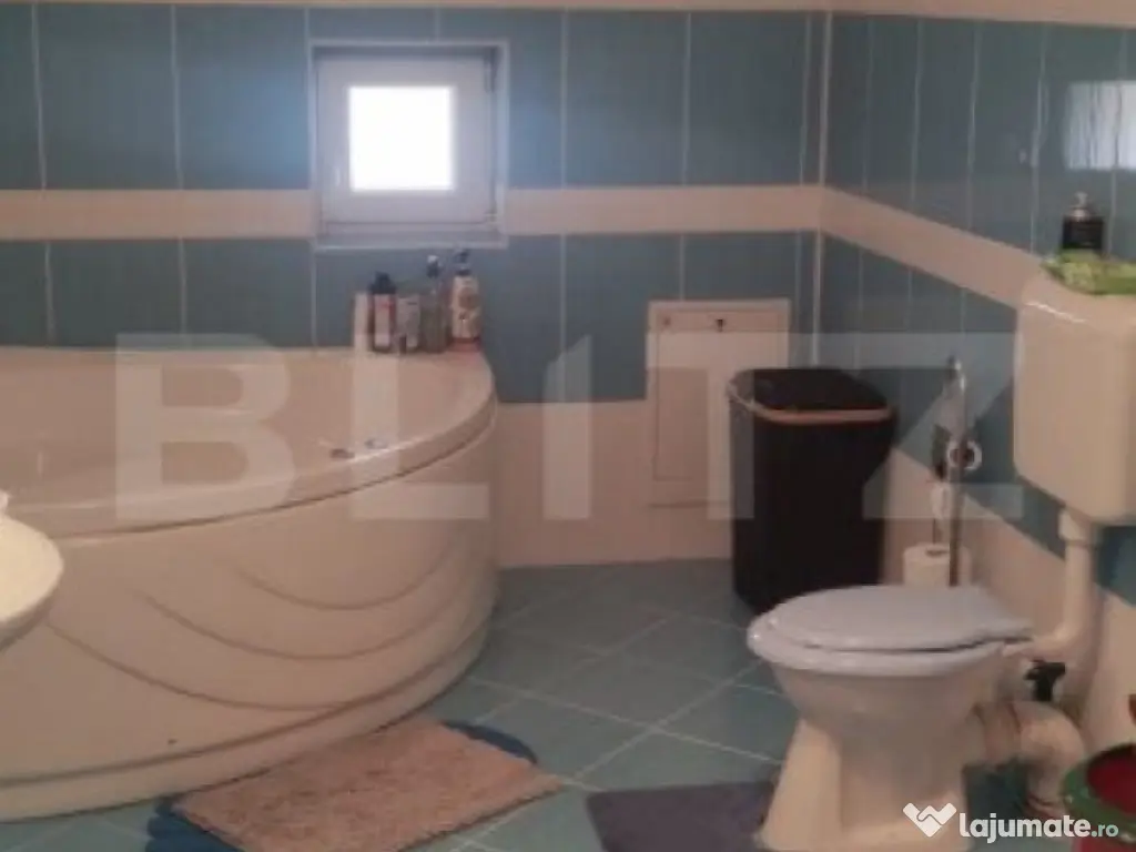 Casa cu 6 camere, 294 mp, zona-Nufarul