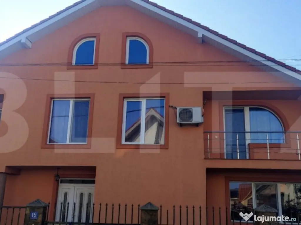 Casa cu 6 camere, 294 mp, zona-Nufarul